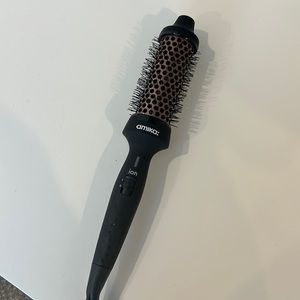 Amika blowout babe brush